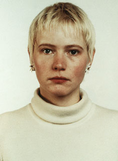 Thomas Ruff: Porträt Andrea Kachold (1987). 205 x 160 cm.